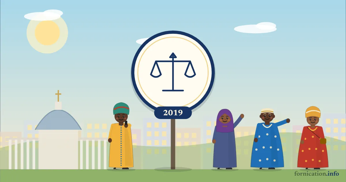 Illustration : un médaillon avec la balance de la justice et l'année 2019, devant la basilique Notre-Dame de la Paix de Yamoussoukro, entouré de passants d'aujourd'hui